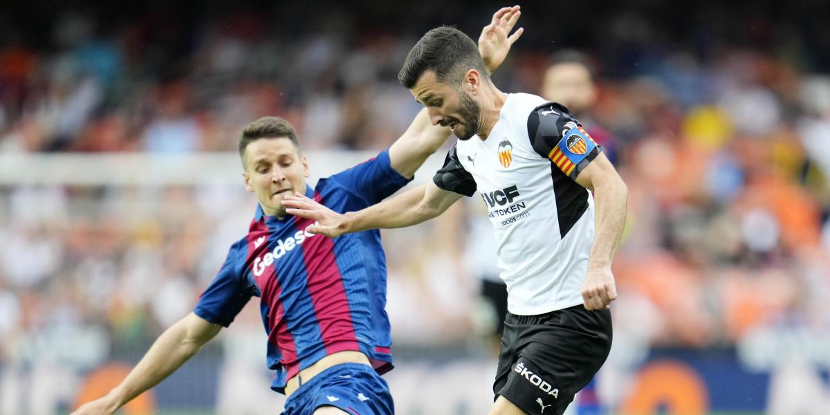A Gayà le caen dos partidos por su expulsión ante el Levante