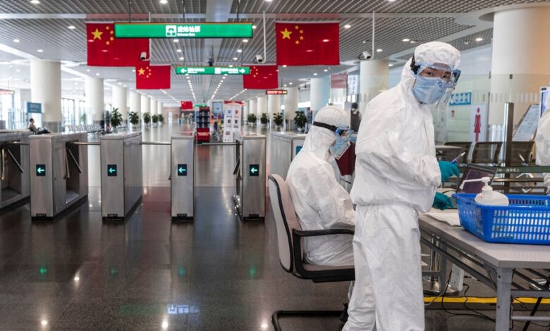 A medida que China duplica los bloqueos, algunos chinos buscan una salida