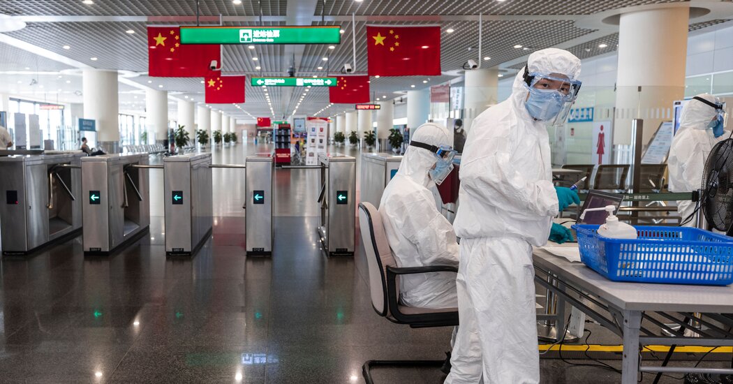 A medida que China duplica los bloqueos, algunos chinos buscan una salida