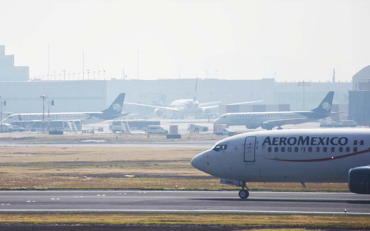 AMLO denuncia “campaña” para culparlo por saturación en el AICM