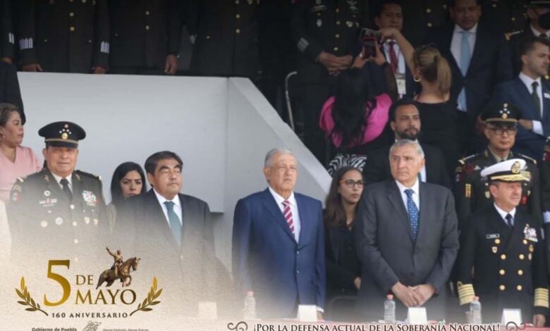AMLO encabeza desfile del 160 aniversario de la batalla de Puebla