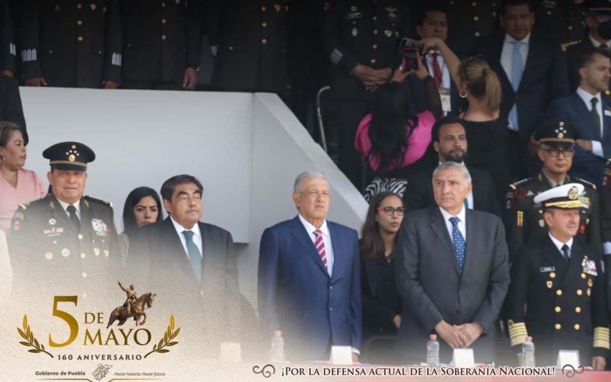 AMLO encabeza desfile del 160 aniversario de la batalla de Puebla