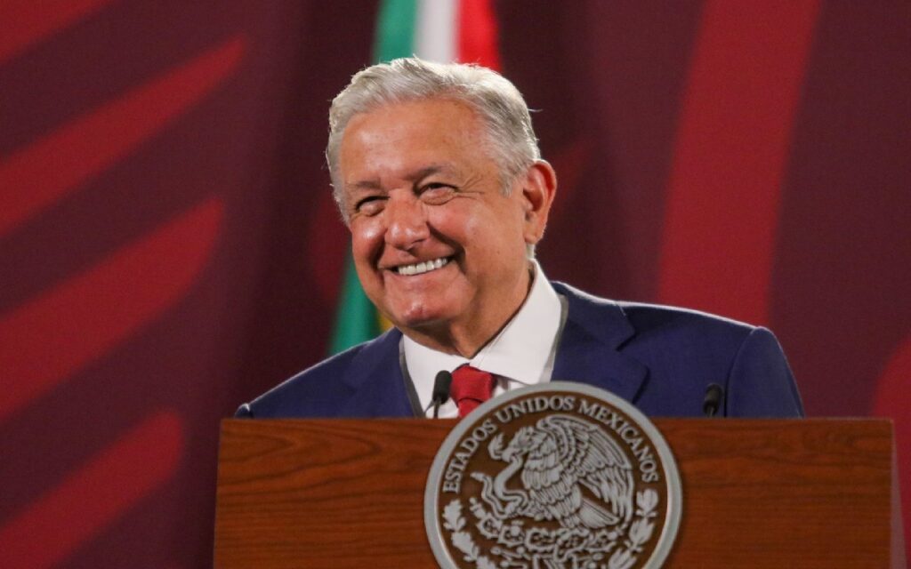 AMLO presenta declaración patrimonial; reporta incremento de 61 mil pesos anuales a su salario | Video