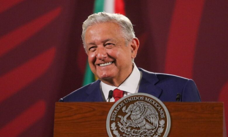 AMLO presenta declaración patrimonial; reporta incremento de 61 mil pesos anuales a su salario | Video
