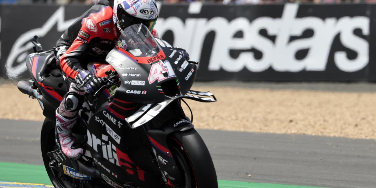 Aleix festeja su renovación liderando el viernes de Mugello