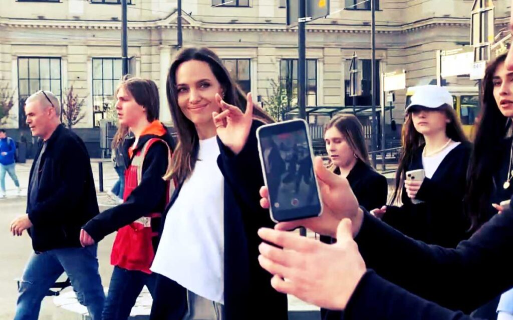Angelina Jolie busca refugio por alarma de ataque aéreo en Ucrania | Video