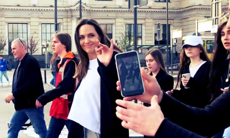 Angelina Jolie busca refugio por alarma de ataque aéreo en Ucrania | Video