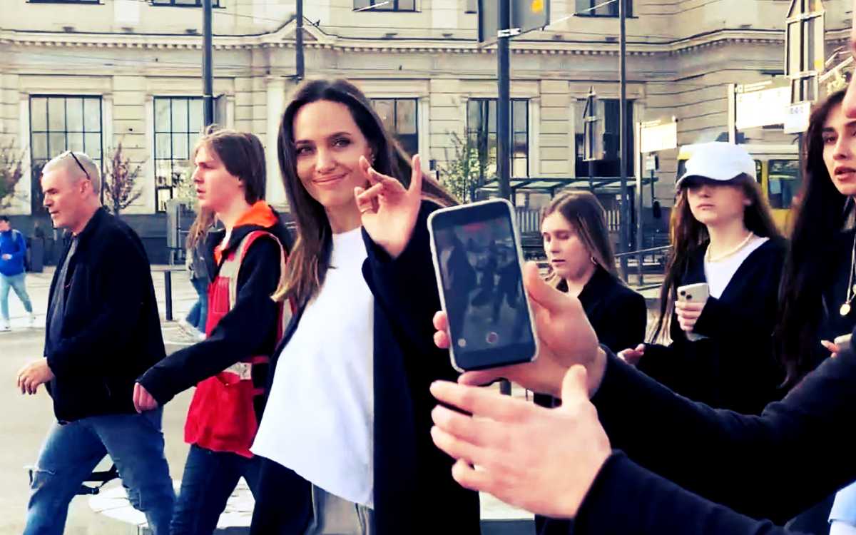 Angelina Jolie busca refugio por alarma de ataque aéreo en Ucrania | Video