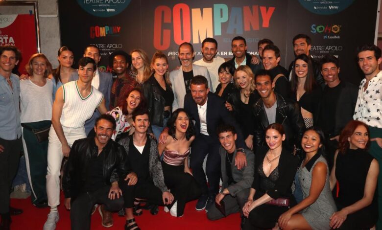 Antonio Banderas se rodea de amigos en el estreno de 'Company' en Barcelona