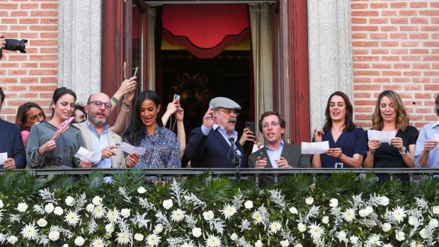 Antonio Resines junto al alcalde de Madrid, José Luis Martínez-Almeida / Gtres
