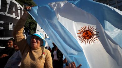 Argentina aumenta salario mínimo mensual a unos 389.5 doláres para junio