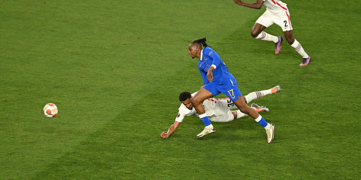 Aribo adelanta al Rangers y desata la locura entre los hinchas escoceses