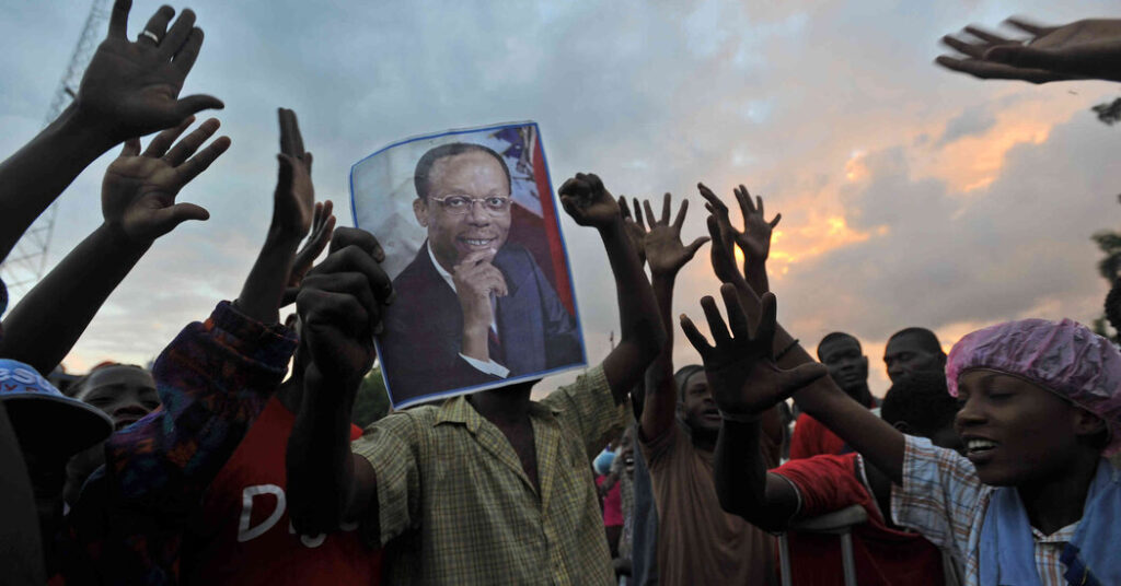 Aristide exigió a los franceses pagar reparaciones a Haití.  Terminó en el exilio.