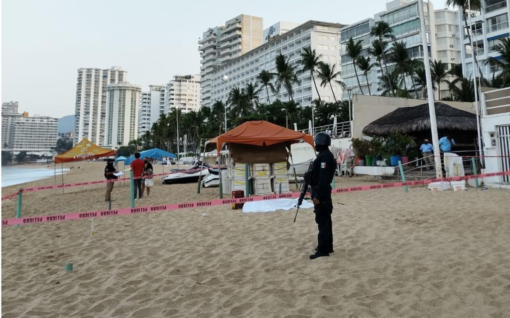 Asesinan a un hombre y hieren a mujer tras asalto en playa Icacos de Acapulco