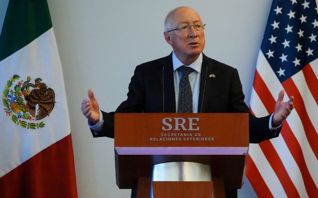 Asesinato de periodistas en Veracruz fue "un acto cobarde y malvado": Ken Salazar