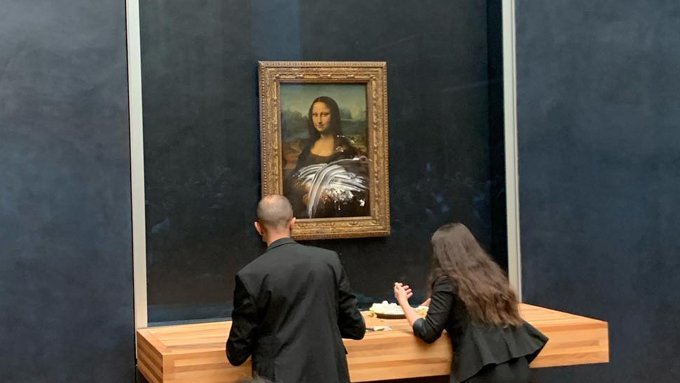 Ataque a la “Mona Lisa”: hombre disfrazado y en silla de ruedas le lanza un pastel