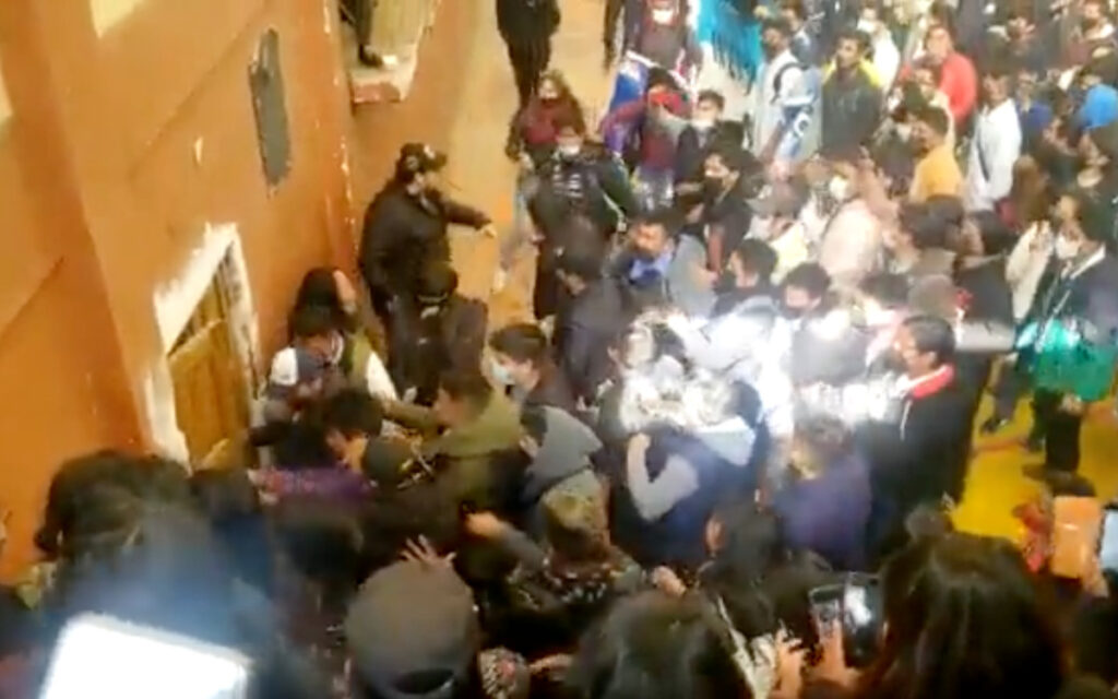 Avalancha humana deja saldo de cuatro muertes y 70 lesionados en universidad de Bolivia | Video