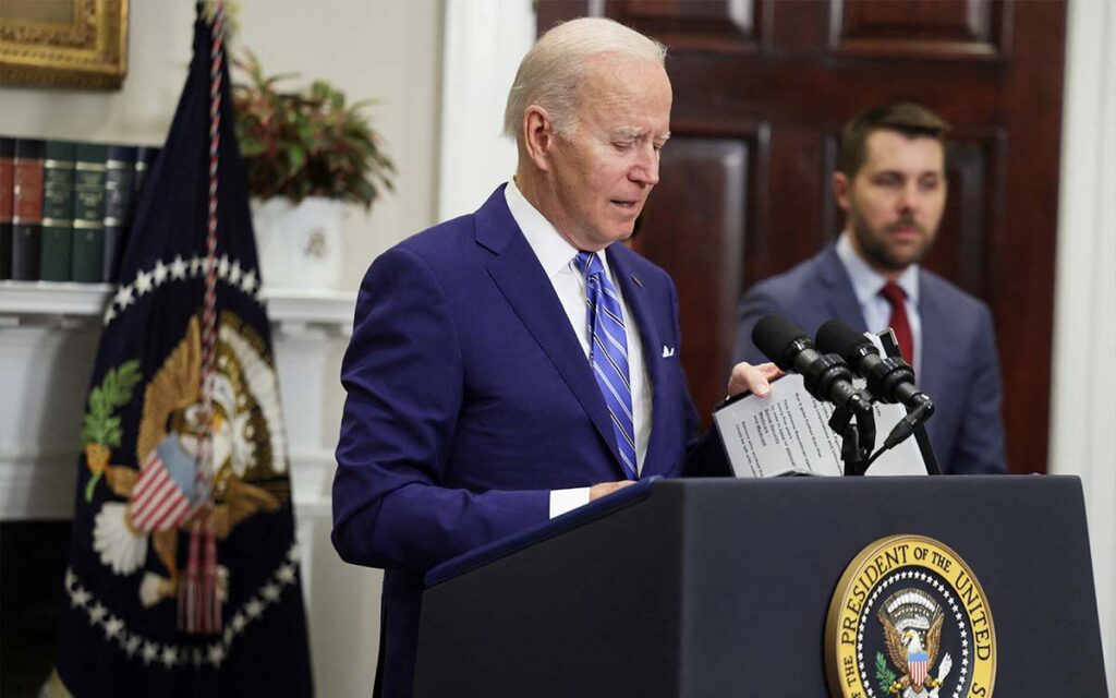 Biden afirma que el déficit anual de EU está disminuyendo; critica decisiones de Trump