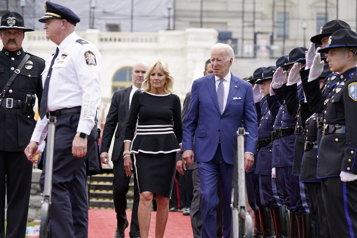 Biden aprueba medidas contra los abusos policiales al cumplirse dos años de la muerte de George Floyd