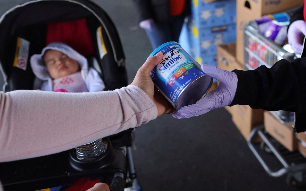 Biden invoca ley que nació en la Guerra de Corea para garantizar la disponibilidad de leche en polvo en EU