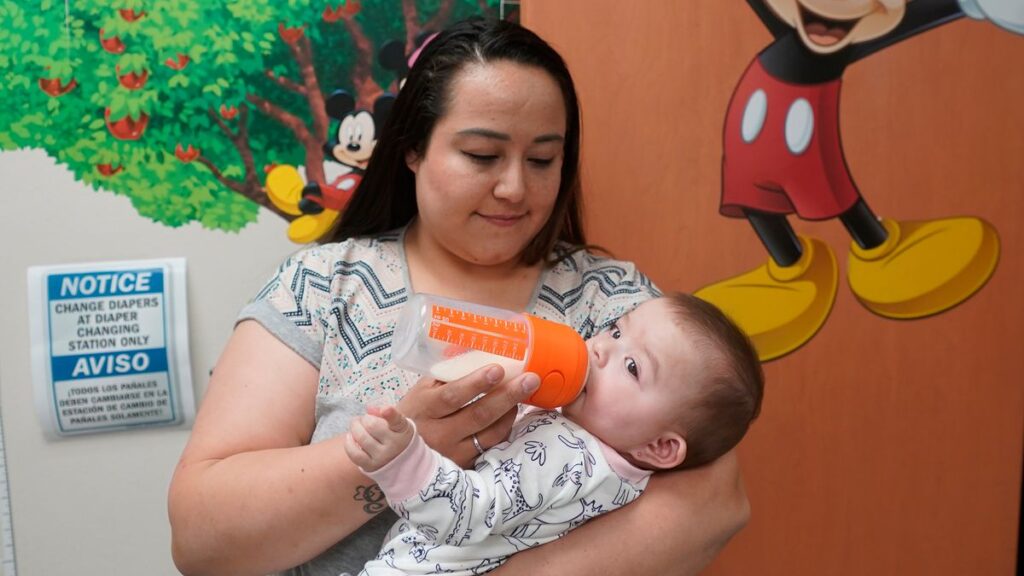 Biden invoca una ley de seguridad nacional de la Guerra Fría para resolver la escasez de leche infantil