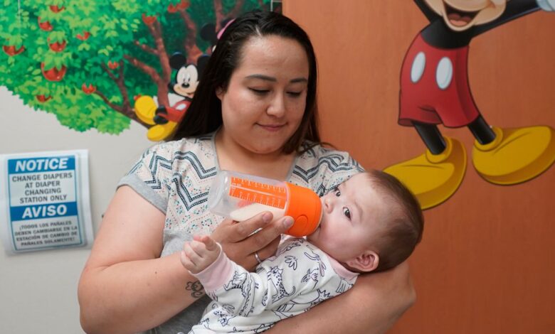 Biden invoca una ley de seguridad nacional de la Guerra Fría para resolver la escasez de leche infantil