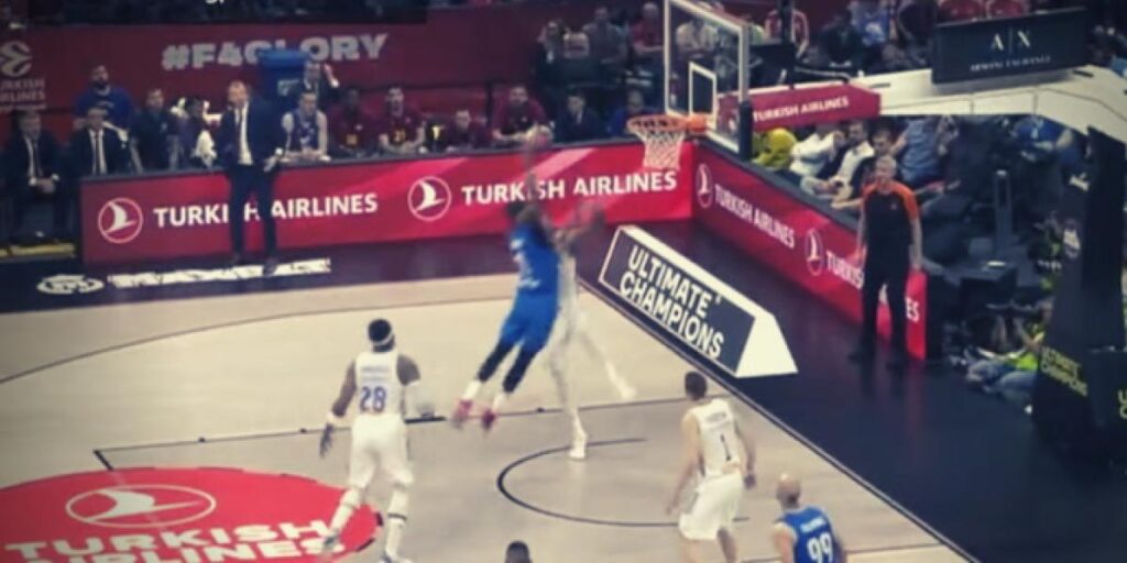 Brandon 'Rambo' Davies se come a Poirier para machacar la canasta e igualar el partido