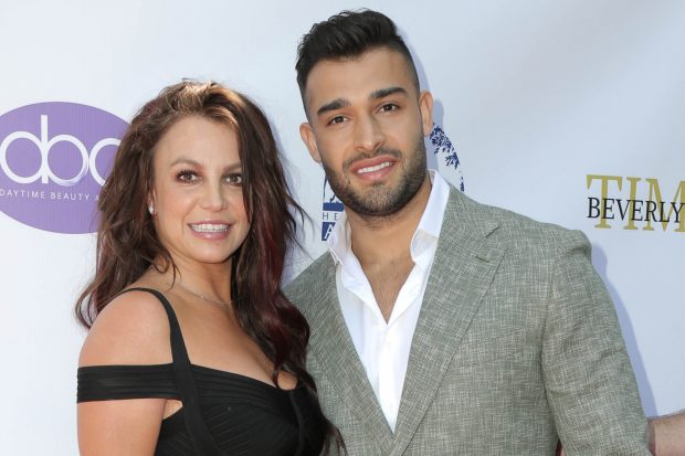 Britney Spears y Sam Asghari posando / Gtres