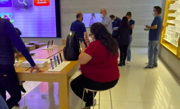 Captan a senadora Citlalli Hernández comprando en tienda costosa Apple de Polanco; es de Morena