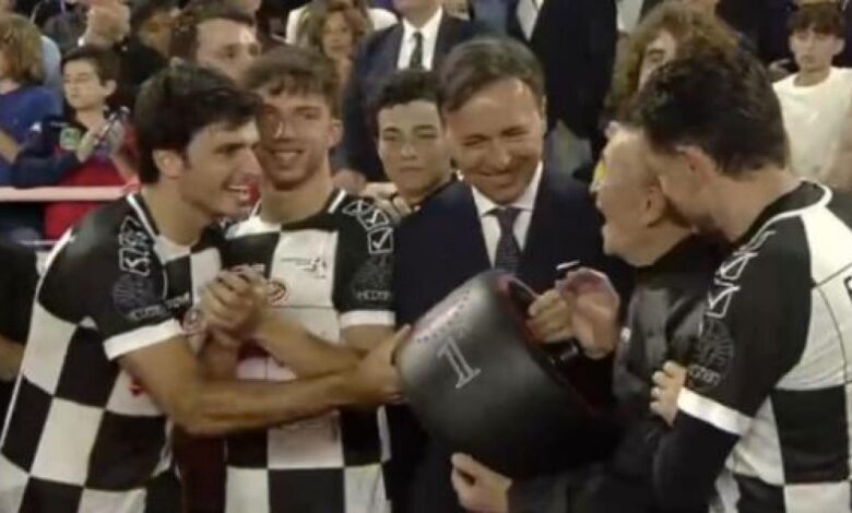 Carlos Sainz brilla con doblete en el partido de las estrellas en Mónaco
