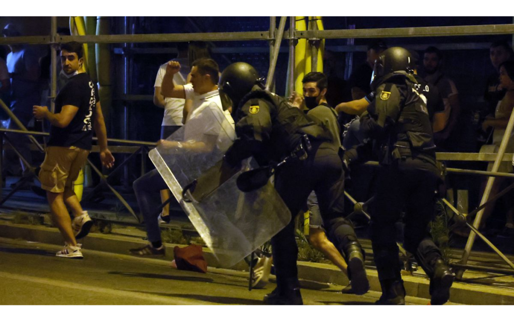 Champions League: Se sale de control el festejo madridista en Cibeles | Video