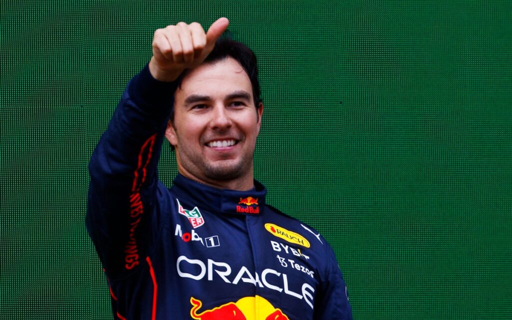 'Checo' alineará en partido de futbol benéfico entre pilotos, ex futbolistas y estrellas del deporte | Video