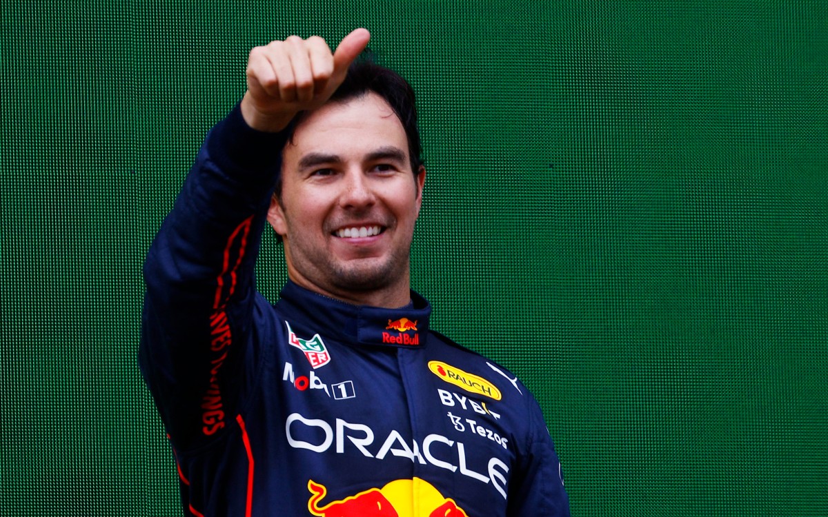 ‘Checo’ alineará en partido de futbol benéfico entre pilotos, ex futbolistas y estrellas del deporte | Video