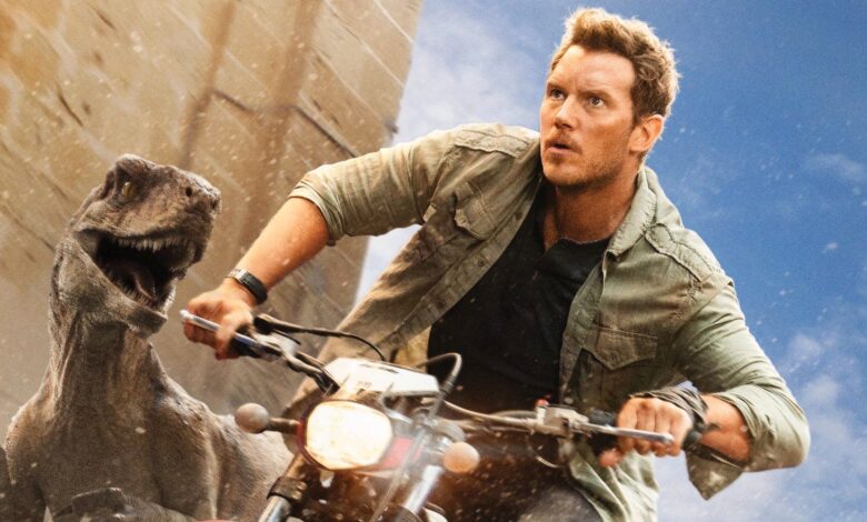 Chris Pratt huye de Angry Dinos en New Jurassic World Dominion Posters