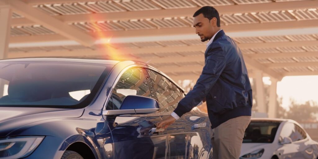 Cómo abrir manualmente una puerta Tesla en caso de emergencia