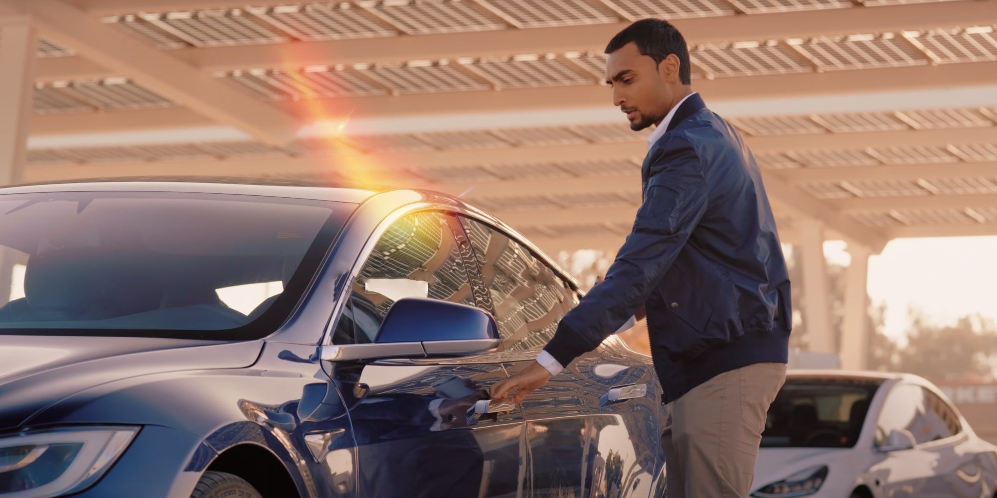 Cómo abrir manualmente una puerta Tesla en caso de emergencia