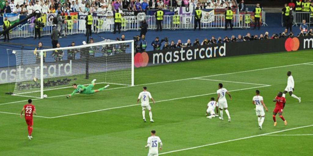Courtois lo vuelve a hacer: así ha sido la parada milagrosa que ha evitado el gol de Mané