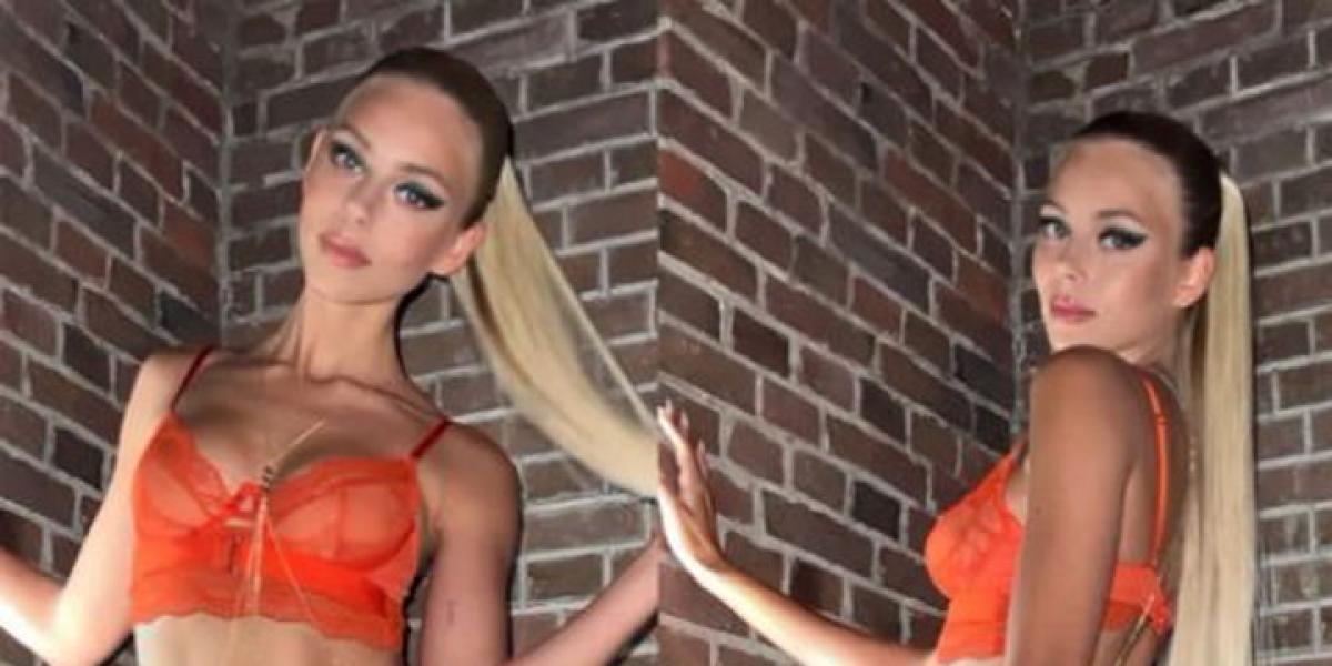 Courtois, rendido a Mishel Gerzig durante su desfile para una conocida firma lencera