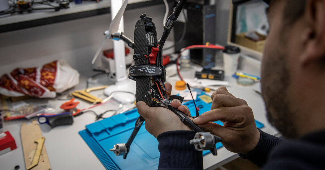 Crowdfunding a War: cómo los llamamientos en línea están trayendo armas a Ucrania