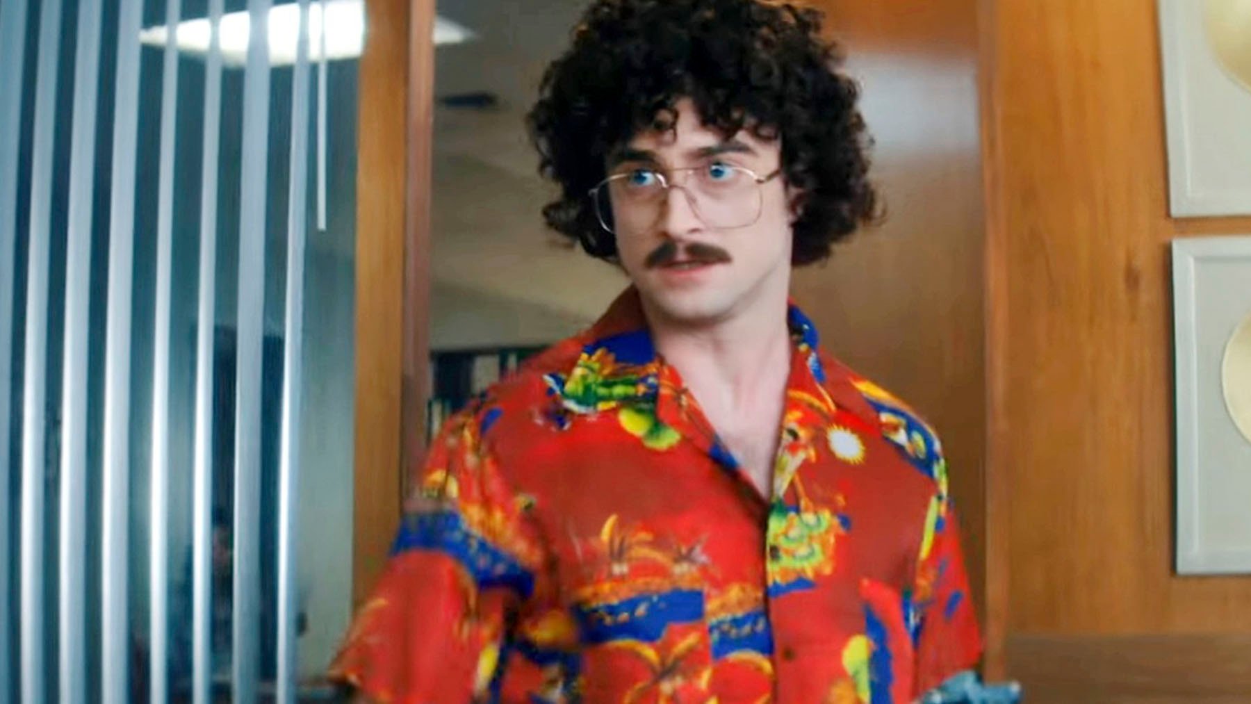 Daniel Radcliffe vuelve a transformarse radicalmente en el tráiler de ‘Weird: The Al Yankovic Story’