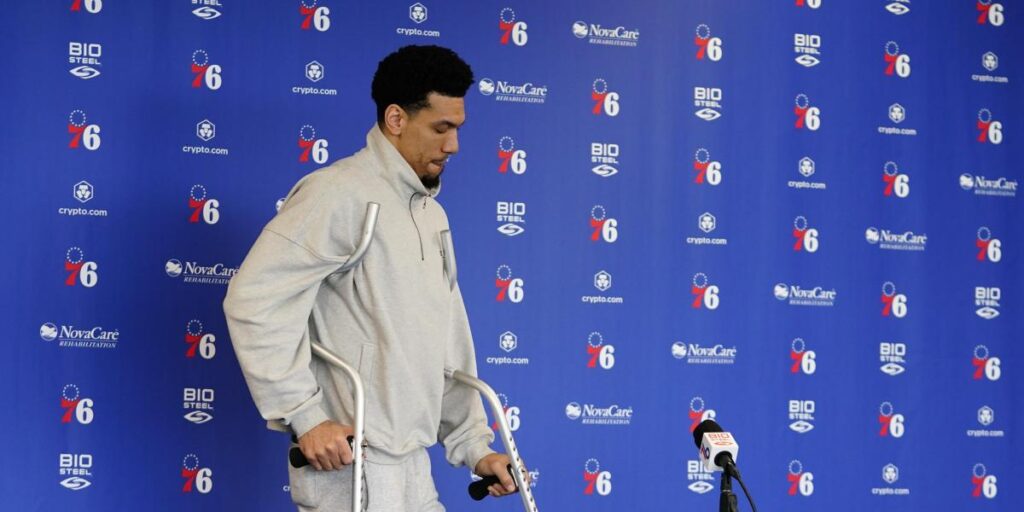 Danny Green sufre una doble lesión de rodilla tras su duro choque con Embiid