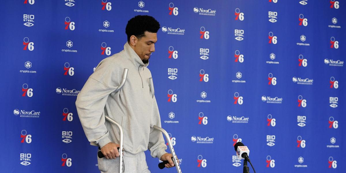 Danny Green sufre una doble lesión de rodilla tras su duro choque con Embiid