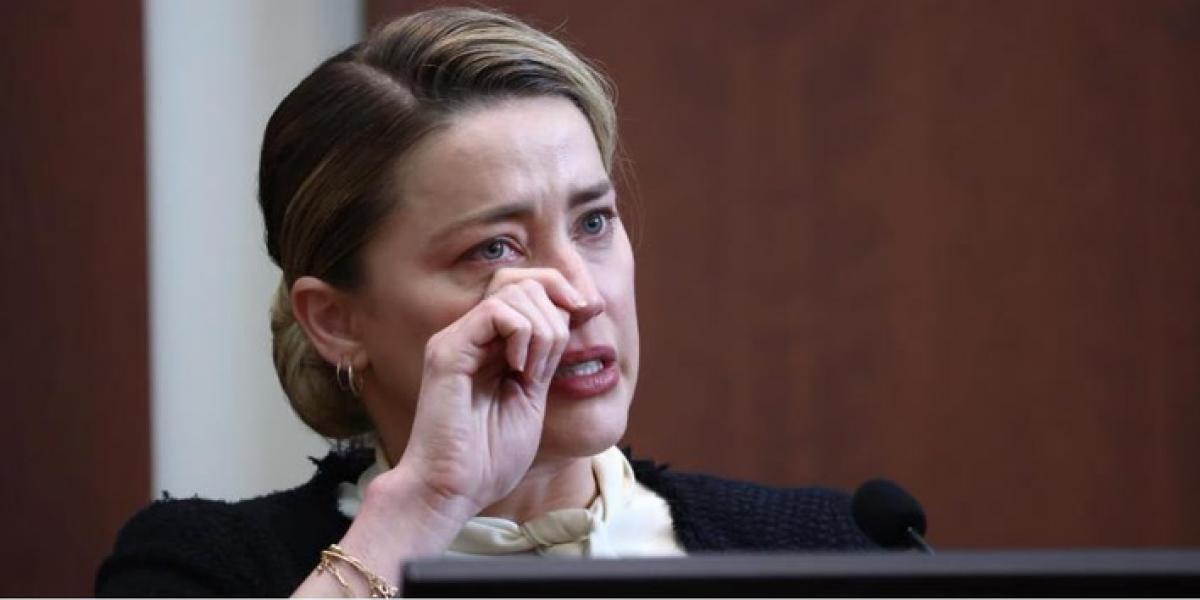 Debate en las redes por este vídeo de Amber Heard: ¿esnifa cocaína en pleno juicio?