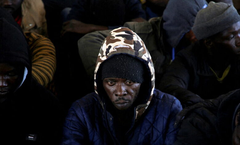 Decenas de migrantes mueren al hundirse barco frente a la costa de Túnez
