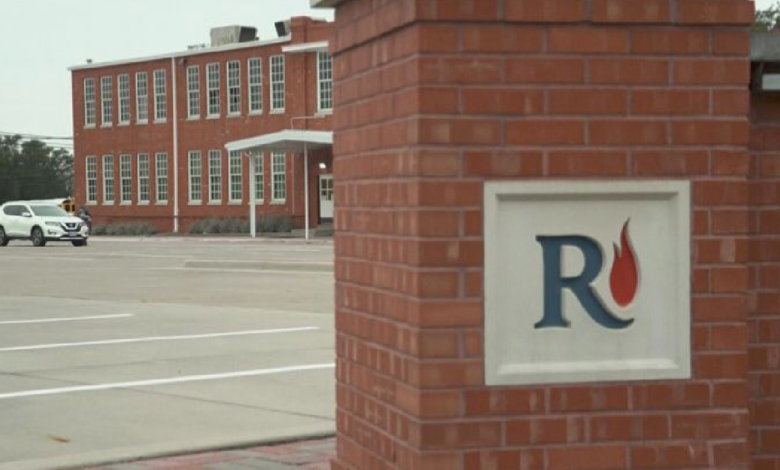 Detienen a estudiante con dos armas fuera de escuela en Texas