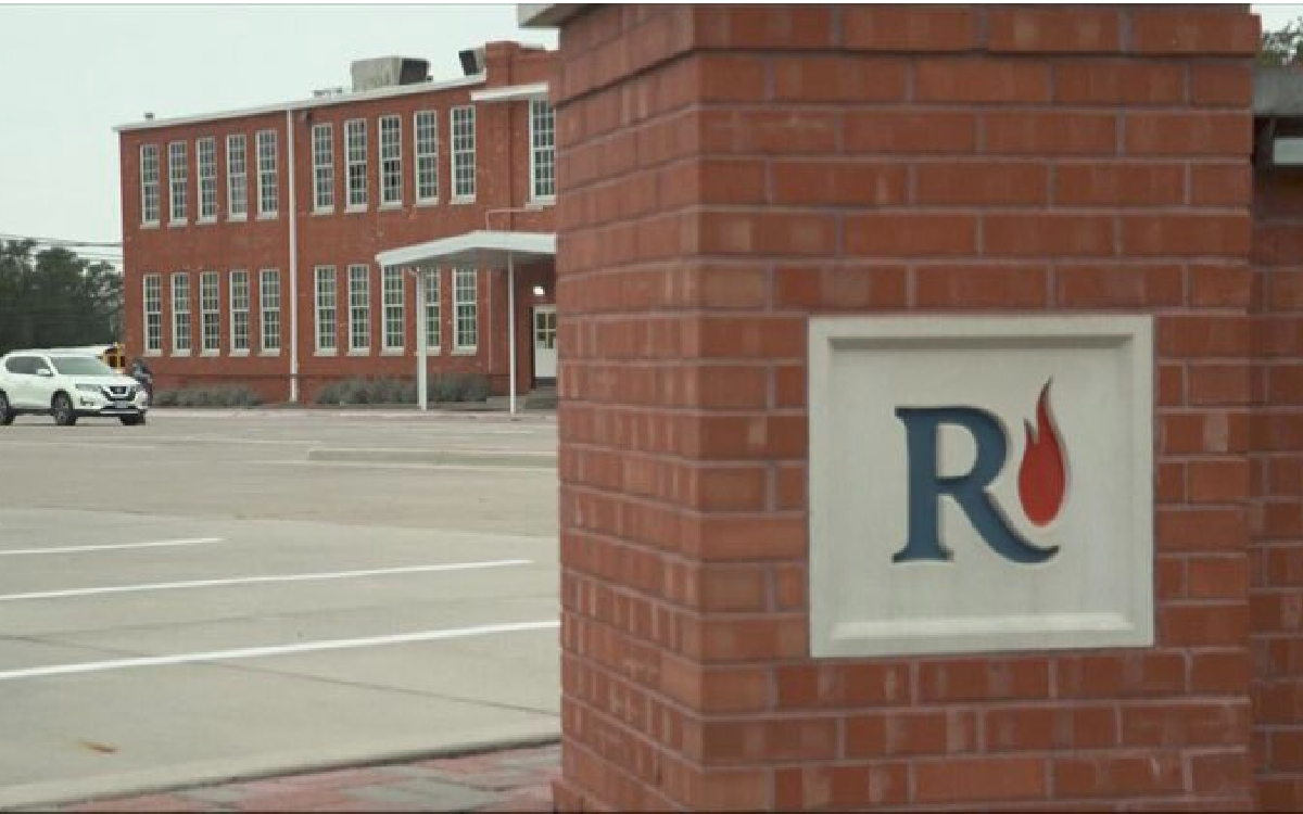 Detienen a estudiante con dos armas fuera de escuela en Texas