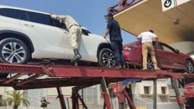 Detienen a migrantes escondidos en autos nuevos transportados en tráiler