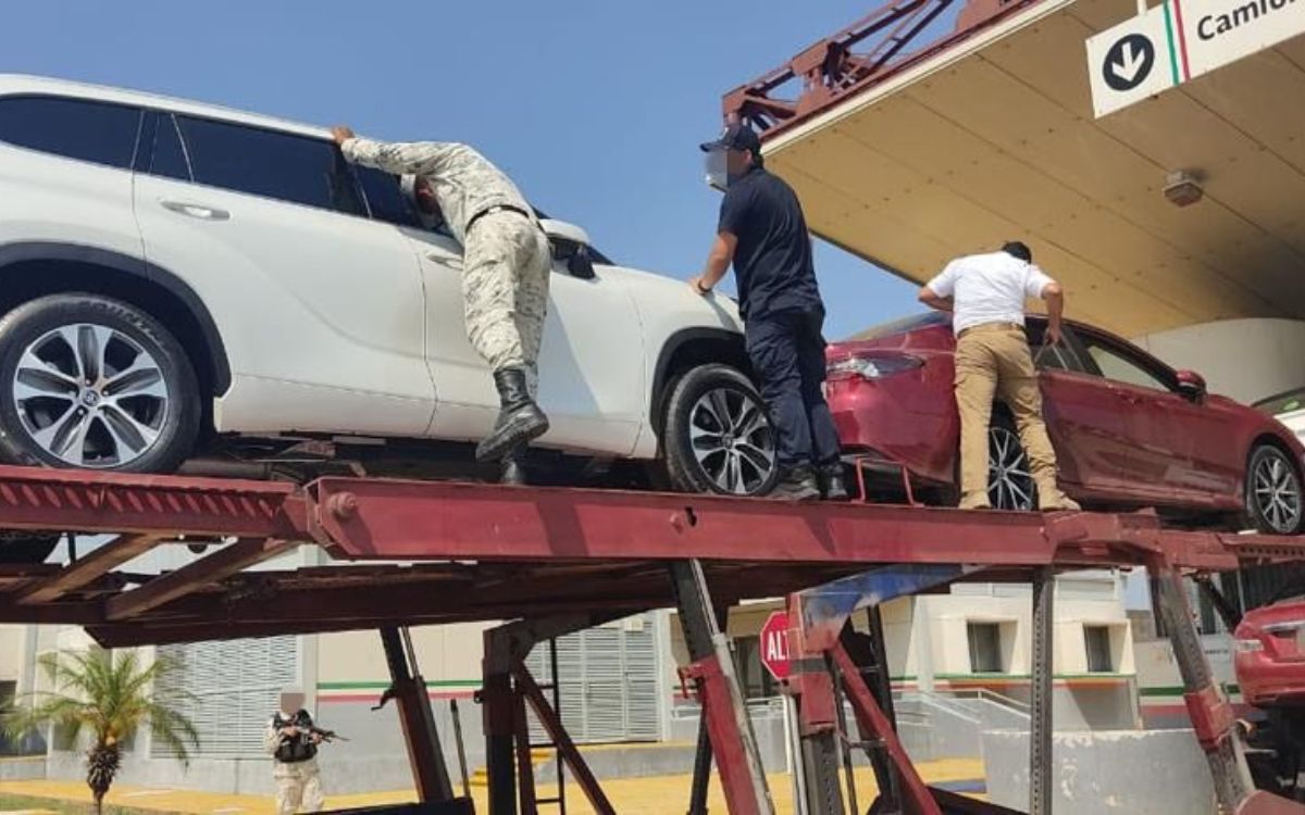 Detienen a migrantes escondidos en autos nuevos transportados en tráiler