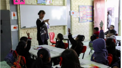 Día del Maestro; éstas son las horas que trabajan a la semana los maestros