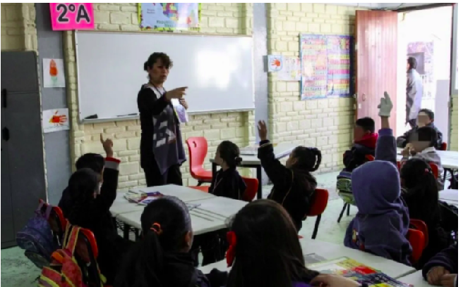 Día del Maestro; éstas son las horas que trabajan a la semana los maestros
